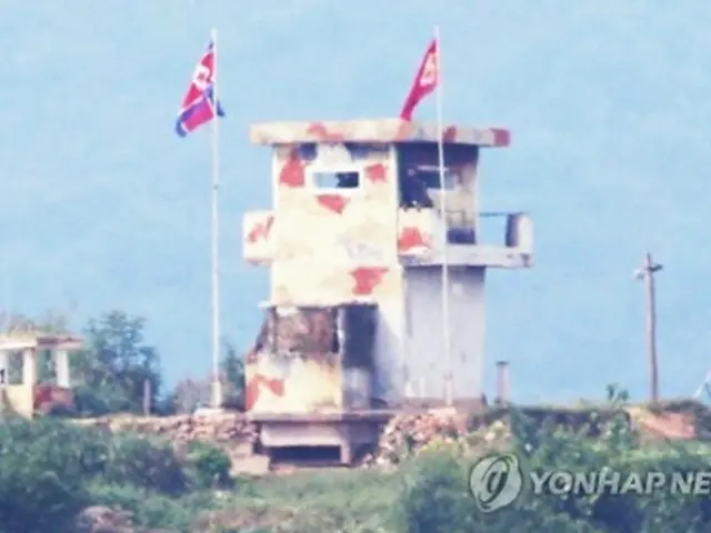 9月24日、北朝鮮との境界に近い韓国北部・京畿道坡州市から眺めた北朝鮮側。臨津江沿いの見張り所に人影が見える＝（聯合ニュース）