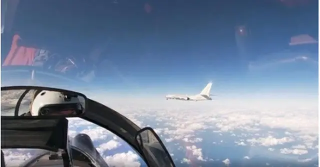 ロシアの戦闘機が中国の爆撃機を護衛する様子（ロシア国防省のユーチューブチャンネルより）＝（聯合ニュース）