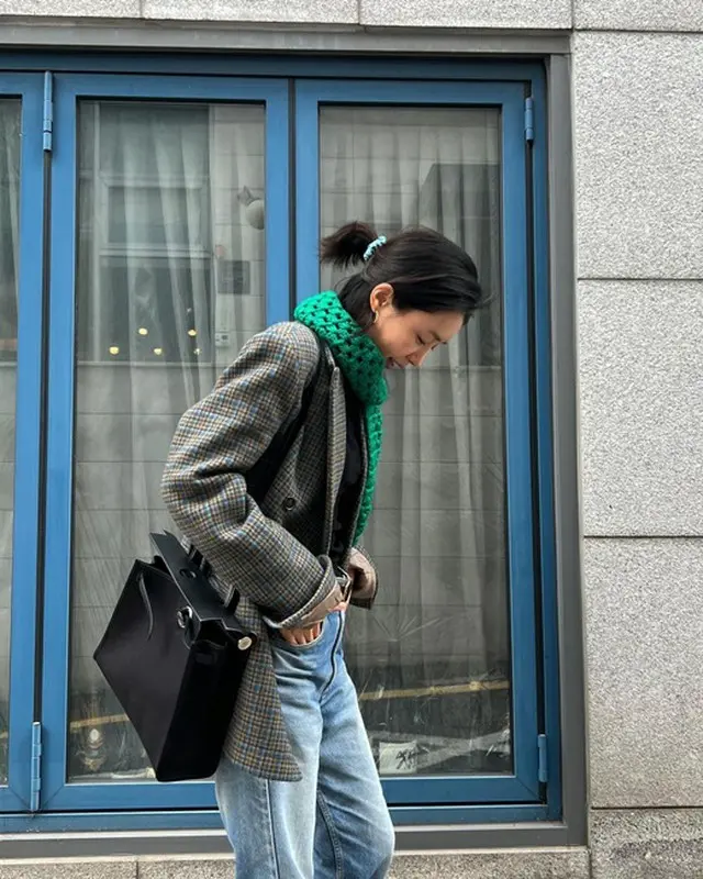 女優チェ・ジョンアン、40代のかわいらしいファッション…緑のマフラーがポイント（画像提供:wowkorea）