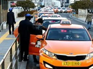 どこにもない空車… 営業制限・3部制を廃止したが、依然としてタクシー不足＝韓国