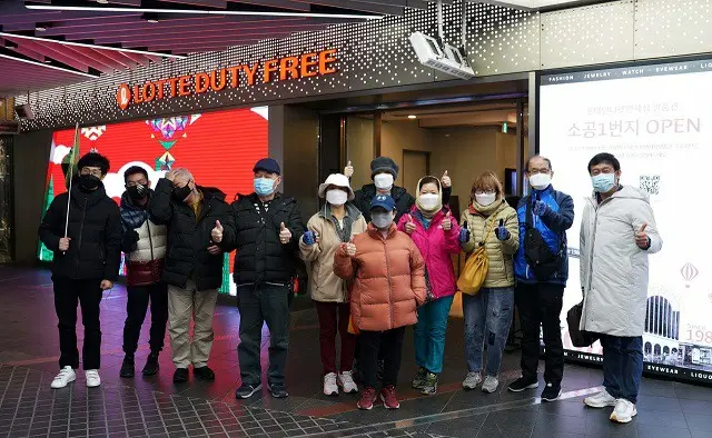 韓国を訪れたシンガポールの団体観光客は、ソウルにあるロッテ免税店でショッピングを楽しんだ（画像提供:wowkorea）