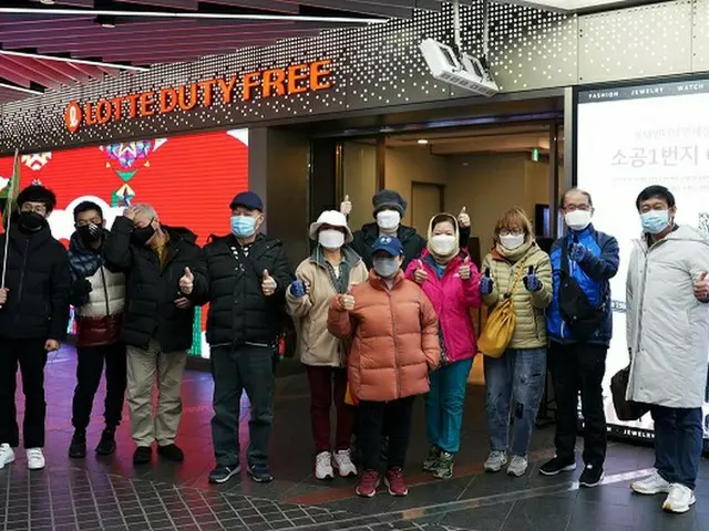 韓国を訪れたシンガポールの団体観光客は、ソウルにあるロッテ免税店でショッピングを楽しんだ（画像提供:wowkorea）