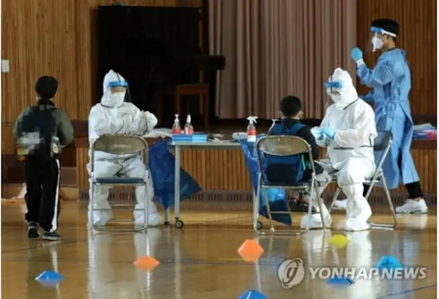 韓国南西部、光州市の小学校で新型コロナウイルスの検査を受ける児童＝（聯合ニュース）