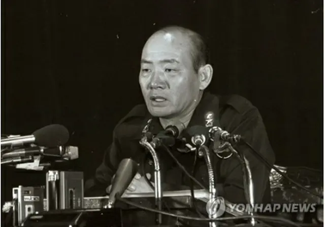 戒厳司令部合同捜査本部長だった１９７９年１１月、朴正熙（パク・チョンヒ）元大統領暗殺事件について発表する全斗煥氏＝（聯合ニュース）