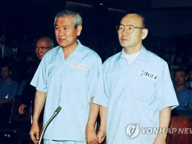９６年８月にソウル地裁で開かれた判決公判に臨む全斗煥氏（右）と盧泰愚氏（資料写真）＝（聯合ニュース）