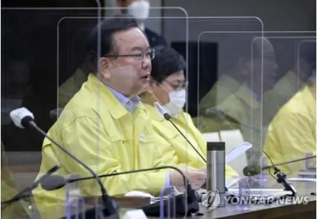 政府世宗庁舎で開かれた中央災難安全対策本部の会議で発言する金首相＝24日、世宗（聯合ニュース）