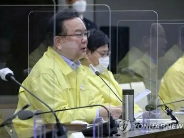 政府世宗庁舎で開かれた中央災難安全対策本部の会議で発言する金首相＝24日、世宗（聯合ニュース）