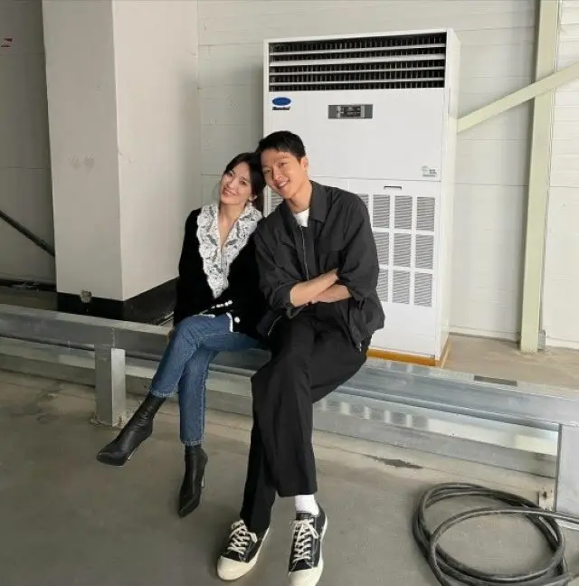 人気ドラマ「今、別れの途中です」で共演のソン・ヘギョ＆チャン・ギヨン、頭こつん＆優しい笑顔のツーショット（画像提供:wowkorea）