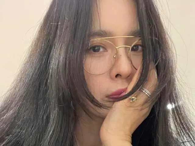 女優チョン・ヘヨン、まるで20代の若々しさだが…「老眼の始まり」（画像提供:wowkorea）