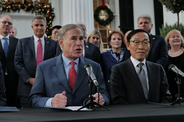 キム・ギナム サムスン電子代表理事副会長（右）とグレッグ・アボット テキサス州知事が、タイラー市の工場設立について発表している様子（画像提供:wowkorea）