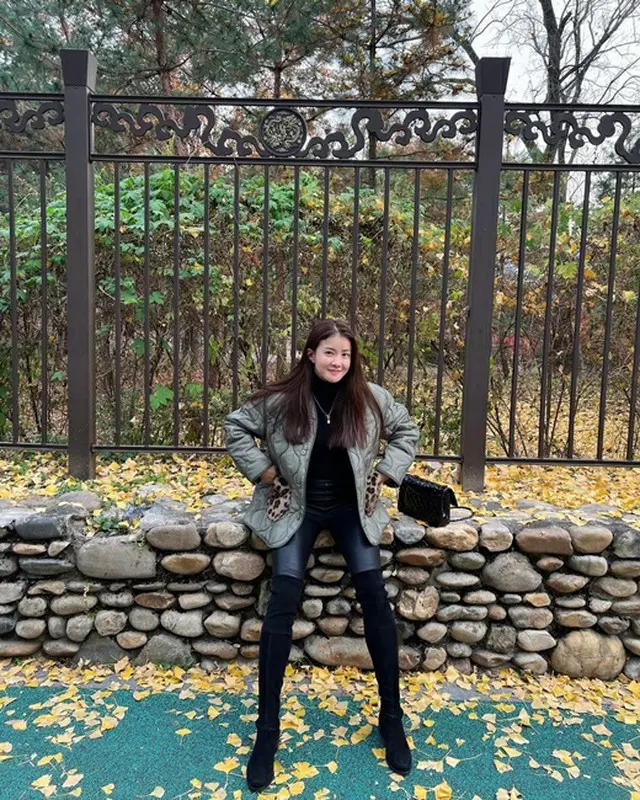 女優イ・シヨン、イチョウの葉と共にポーズ…格別なファッションセンスも披露（画像提供:wowkorea）