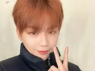 “MCでも大活躍”カン・ダニエル（元Wanna One）、DANITYたちの胸キュン誘う彫刻のような美貌…王子さまのVサイン