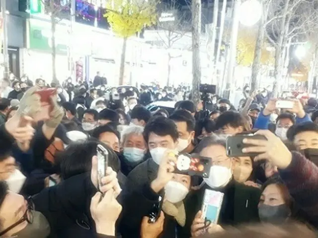 順天を訪れた李在明共に民主党大統領選候補が支持者たちに囲まれ、写真撮影に応じている（画像提供:wowkorea）