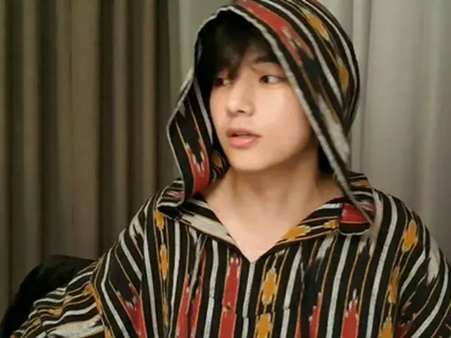 「BTS」V、コンサートを終えてVLIVEに登場…JUNG KOOK「メイクしているのかと思った」とすっぴんに感嘆（画像提供:wowkorea）