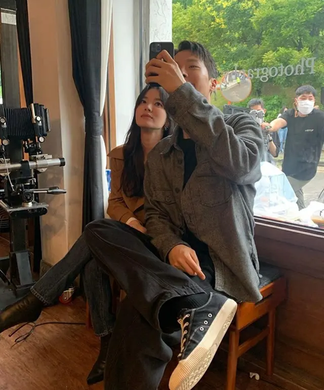 ソン・ヘギョ＆チャン・ギヨン、携帯に口を「チュッ」、愛嬌たっぷり（画像提供:wowkorea）