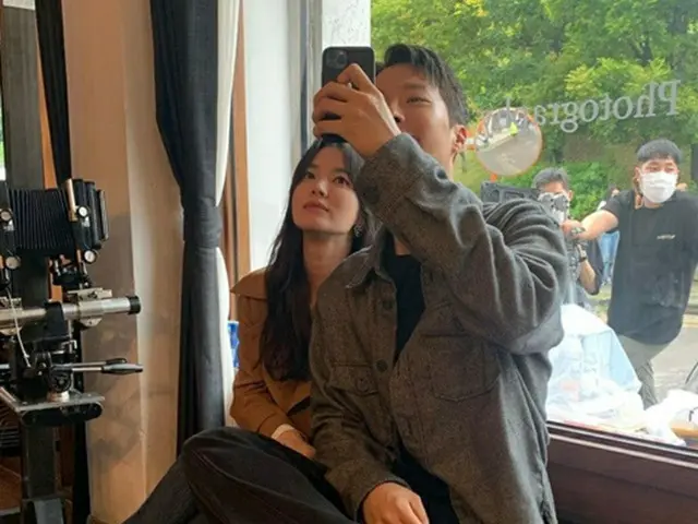 ソン・ヘギョ＆チャン・ギヨン、携帯に口を「チュッ」、愛嬌たっぷり（画像提供:wowkorea）