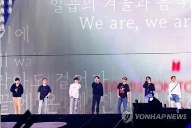 「ＢＴＳ　ＰＥＲＭＩＳＳＩＯＮ　ＴＯ　ＤＡＮＣＥ　ＯＮ　ＳＴＡＧＥ　―　ＬＡ」の２８日の公演の様子（ビッグヒットミュージック提供）＝（聯合ニュース）≪転載・転用禁止≫