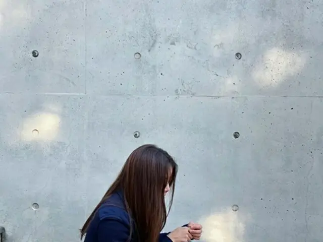 女優イ・シヨン、シンプルなファッションでも足元はヒップに…G-DRAGON（BIGBANG）が作った限定スニーカー（画像提供:wowkorea）