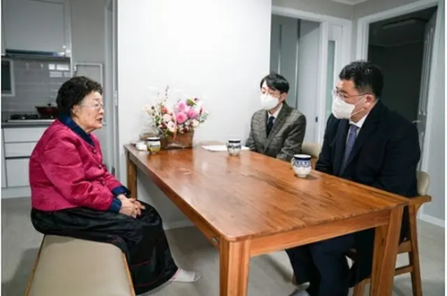 崔次官（右端）と面会する李さん（外交部提供）＝（聯合ニュース）≪転載・転用禁止≫