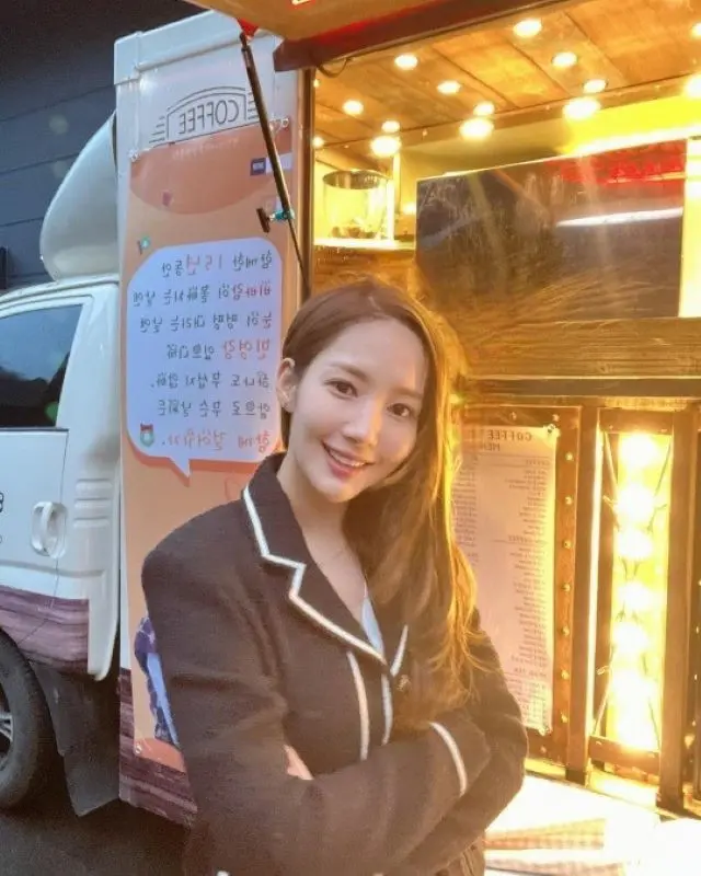 女優パク・ミニョン、台湾ファンからのコーヒーカーのプレゼントに笑顔で感謝…グローバルな人気は健在（画像提供:wowkorea）
