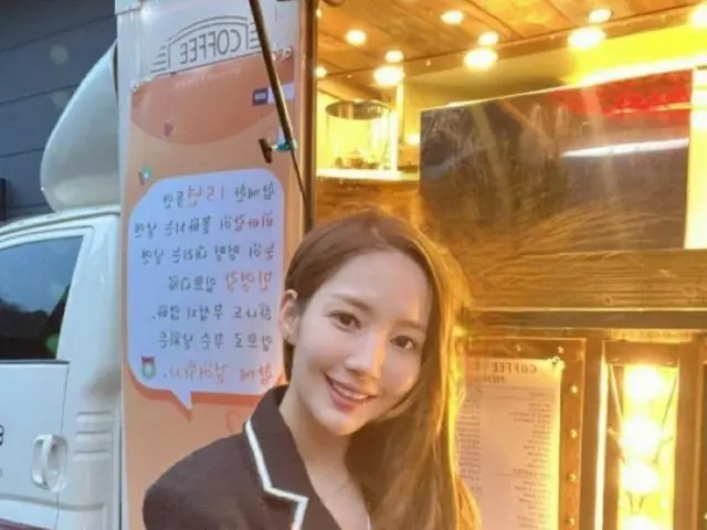 女優パク・ミニョン、台湾ファンからのコーヒーカーのプレゼントに笑顔で感謝…グローバルな人気は健在（画像提供:wowkorea）