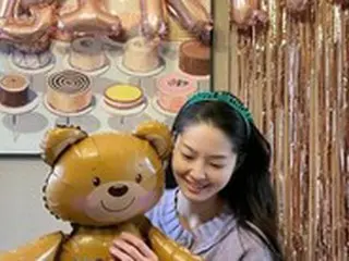 チョンジン（SHINHWA）の妻リュ・イソさん、「2人だけの完ぺきな誕生日」と王冠を被りキュートな笑顔