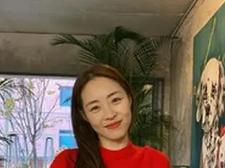 女優イ・ヨニ、童話の中のお姫さまがいるのかと…赤いトップスを着こなし絵画のような日常