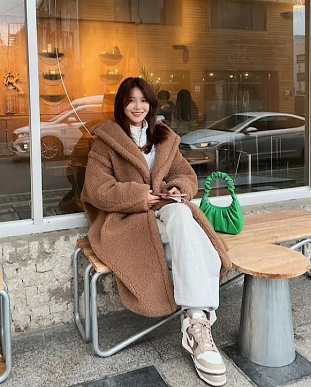 スヨン（ 少女時代）、約47万円のコート着て… 恋人チョン・ギョンホとカフェデート？（画像提供:wowkorea）