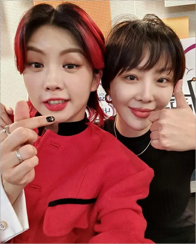 グループ「Brown Eyed Girls」ナルシャが、自分のラジオゲストとして出演したダンスクルー「hook」のリーダーAIKIと証拠写真を公開した。（画像提供:wowkorea）