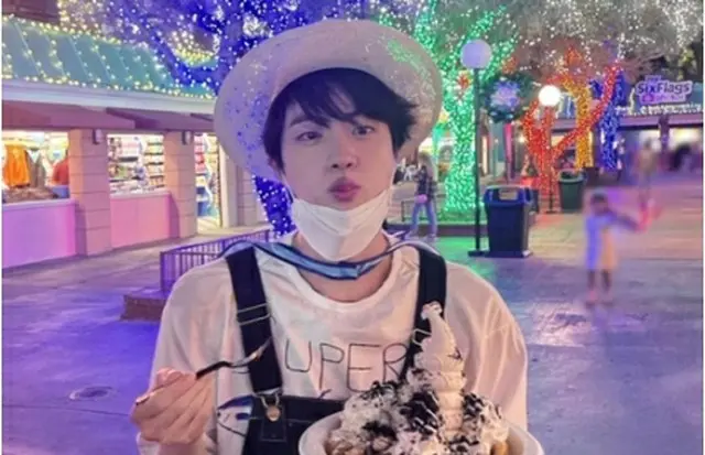 シックス・フラッグスに来園したJIN（BTS公式ツイッターから）＝（聯合ニュース）≪転載・転用禁止≫