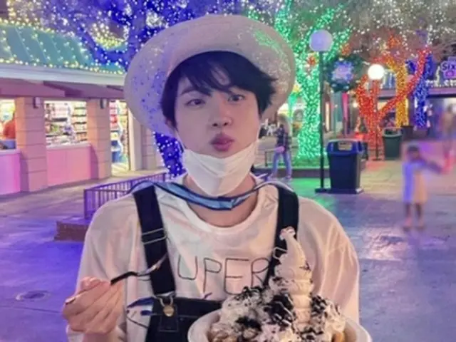 シックス・フラッグスに来園したJIN（BTS公式ツイッターから）＝（聯合ニュース）≪転載・転用禁止≫