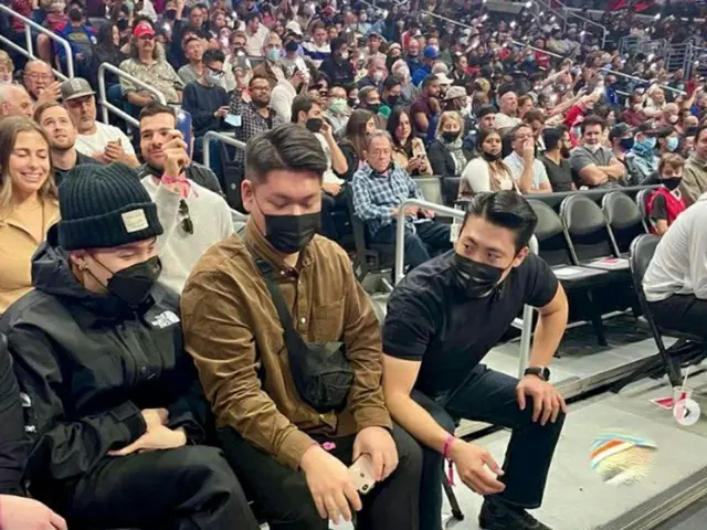 SUGA（BTS）、米LAでオフを満喫！NBA観戦で”Chuckくん”と対面（画像提供:wowkorea）