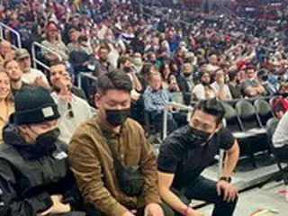 SUGA（BTS）、米LAでオフを満喫！NBA観戦で”Chuckくん”と対面