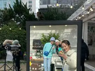 女優チョン・ソミン、「ここ見てね」…ユ・ジェソク、ヤン・セチャンと撮影合間の和やか認証ショット