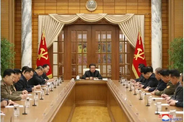 朝鮮中央通信は1日に政治局会議が開かれたと報じた。会議を主宰する金正恩氏（中央）＝（朝鮮中央通信＝聯合ニュース）≪転載・転用禁止≫