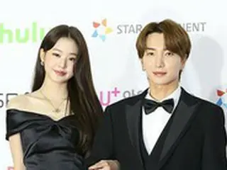 【フォト】MCのイトゥク（SJ）とウォニョン（IVE）＆女優ハン・ソヒら、「2021 Asia Artist Awards」レッドカーペットに登場