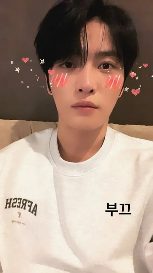 ドラマ撮影真っ最中のジェジュン、恥ずかしがる姿もさらにキュート…ラフなファッションでも光る彫刻ビジュアル（画像提供:wowkorea）
