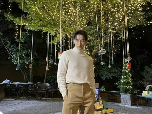 ジュノ（2PM）、甘いクリスマスの雰囲気で「風邪に気をつけて」…ニットを着ても際立つ筋肉美にため息（画像提供:wowkorea）