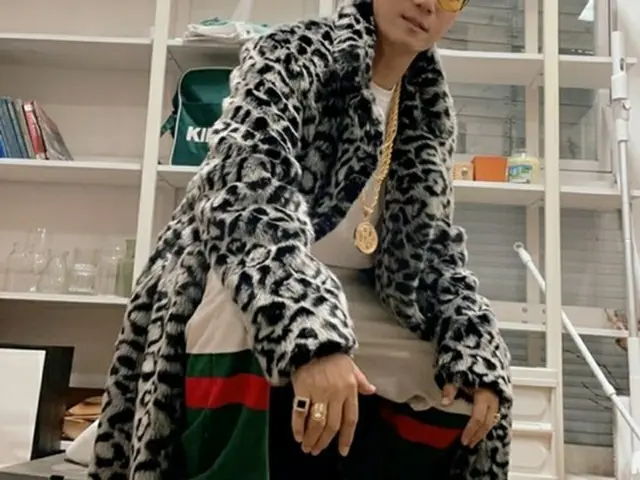 お笑い芸人チ・ソクジン、ヒョウ柄のファーコート＆ゴールドネックレスでヒップ感満載のスタイル披露（画像提供:wowkorea）