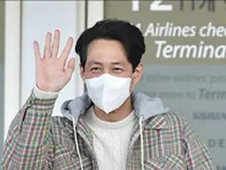イ・ジョンジェ、「2021 AAA」で「ホットトレンド賞」受賞… 同じ所属事務所のピオが代理受賞