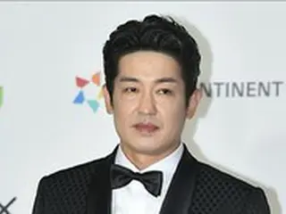 俳優ホ・ソンテ、「2021 AAA」で「ベストアクター賞」受賞…「『イカゲーム』俳優たちばかり注目されるが、スタッフにも感謝・尊敬」