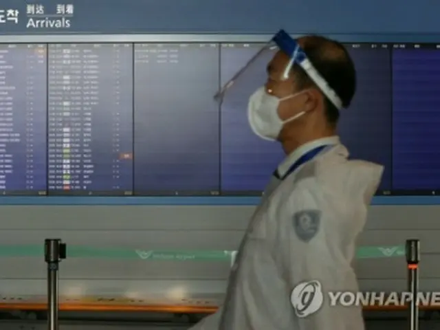 韓国・仁川国際空港。到着便の情報が表示されている＝2日、仁川（聯合ニュース）