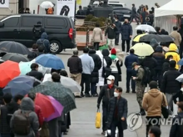 ソウル市駅前の新型コロナの臨時検査所に大勢の人が列をつくっている＝2日、ソウル（聯合ニュース）