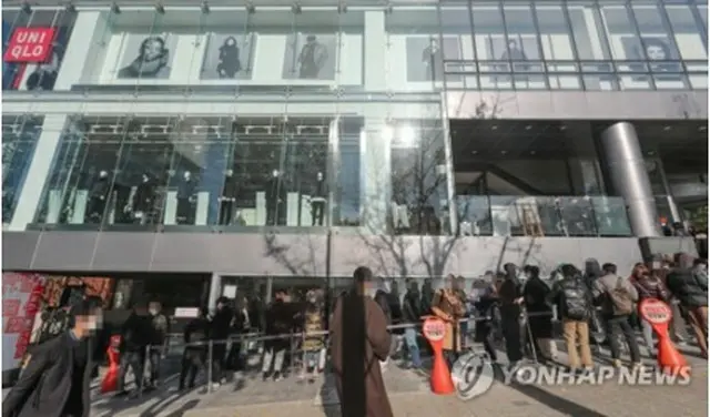 11月12日、ソウル市内にあるユニクロの店舗前に、この日発売のコラボレーション商品を購入しようとする人たちが列をつくった（資料写真）＝（聯合ニュース）