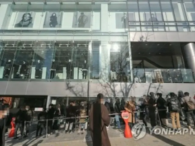 11月12日、ソウル市内にあるユニクロの店舗前に、この日発売のコラボレーション商品を購入しようとする人たちが列をつくった（資料写真）＝（聯合ニュース）