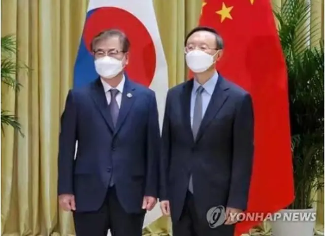 会談に先立ち記念撮影を行う徐氏（左）と楊氏（北京特派員団共同取材団）＝２日、天津（聯合ニュース）