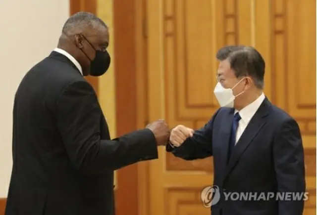 文大統領は２日、青瓦台（大統領府）でオースティン氏の表敬訪問を受けた＝（聯合ニュース）