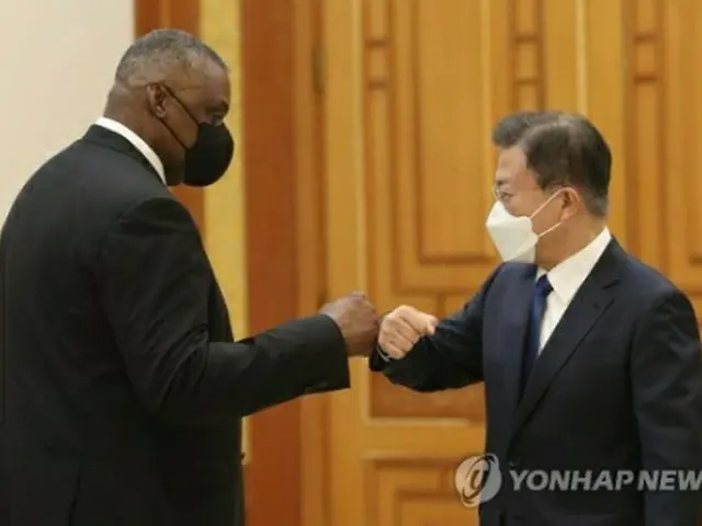 文大統領は２日、青瓦台（大統領府）でオースティン氏の表敬訪問を受けた＝（聯合ニュース）