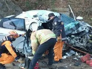 乗用車が街路樹に突っ込む事故...3人死亡・1人負傷＝韓国普州市