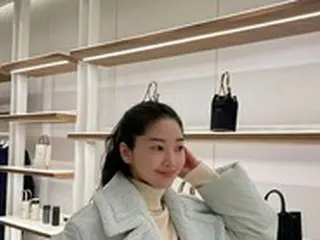 チョンジン(SHINHWA)と妻リュ・イソ、広告が続々…前CAのモデル級スタイル